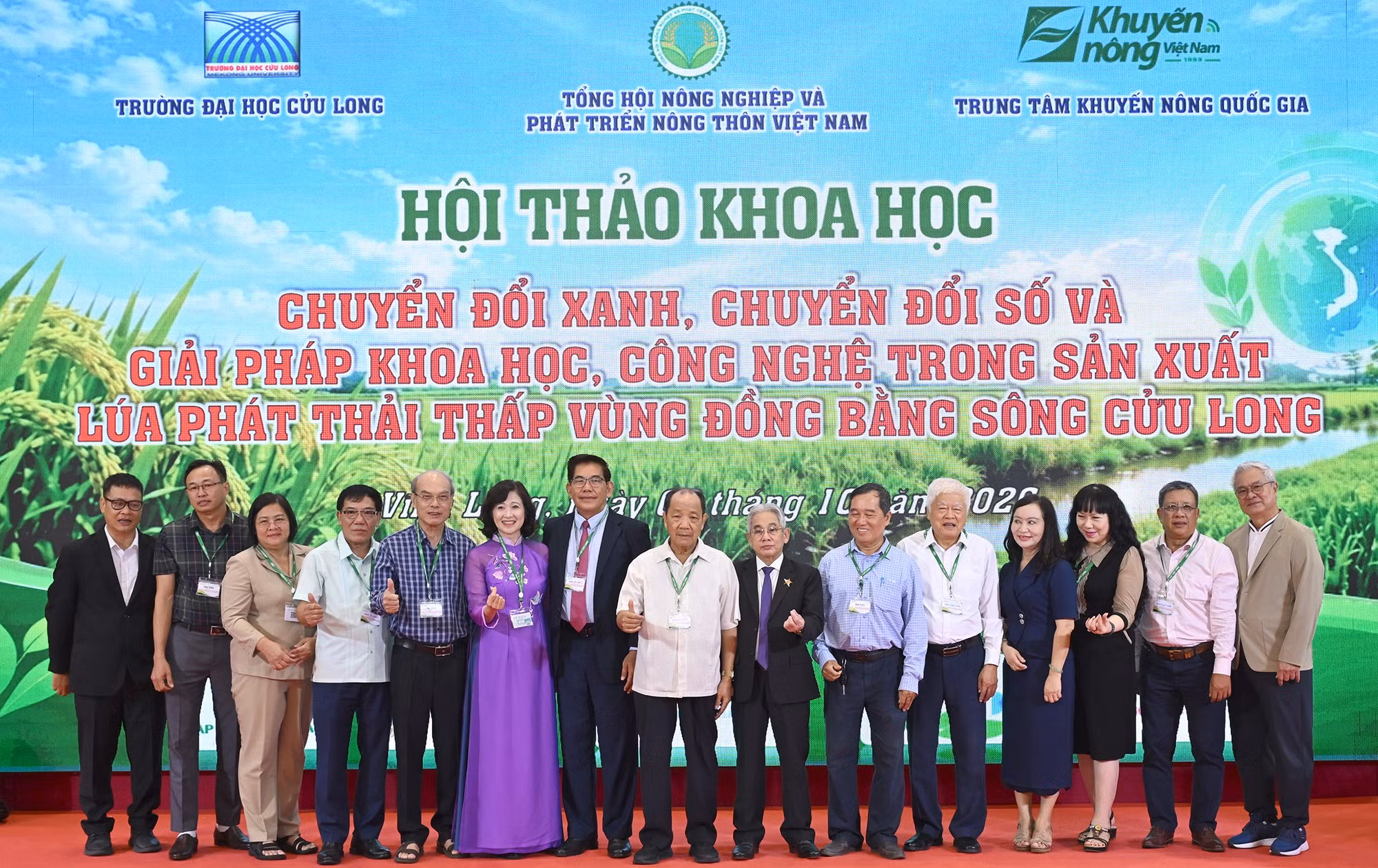Các đại biểu chụp ảnh lưu niệm.