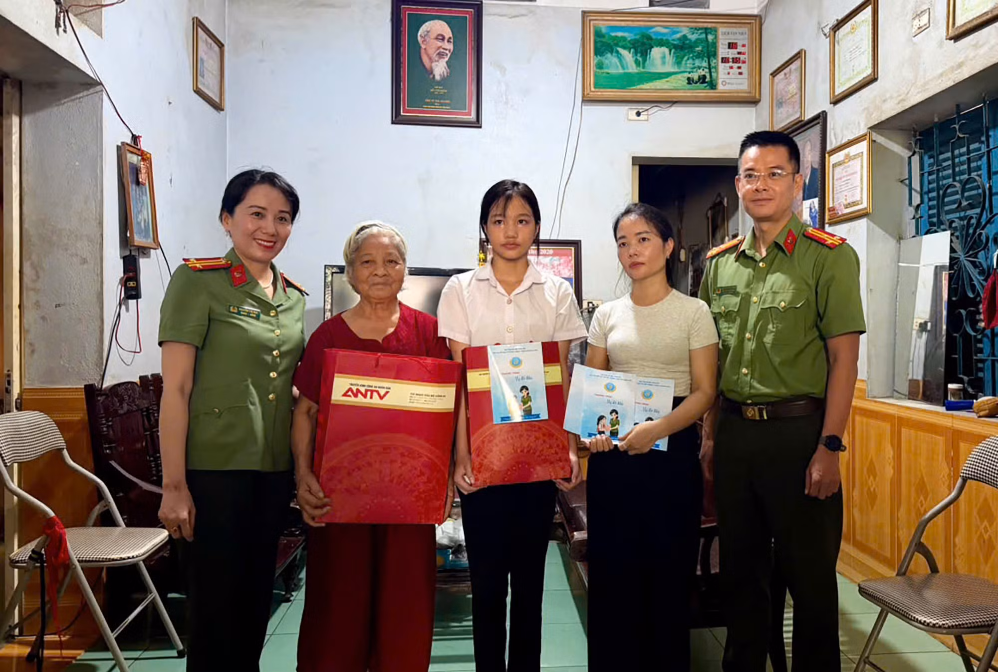 Trung tá Nguyễn Thị Mai, Chủ tịch Hội Phụ nữ Cục X04 trao kinh phí hỗ trợ đợt đầu năm 2026 và các phần quà ý nghĩa cho em Trần Hồng Ngọc.