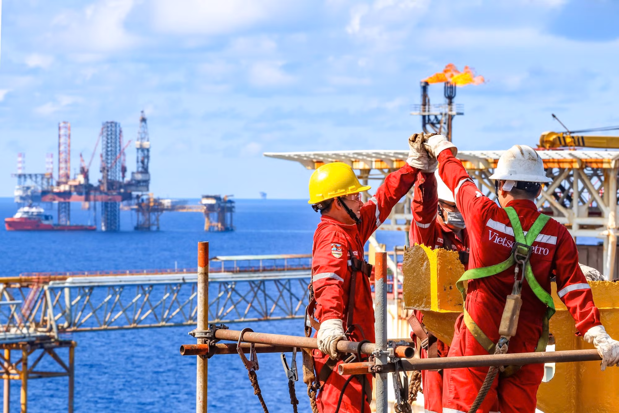 Từ thực tiễn tại Bạch Hổ, Vietsovpetro trở thành một “trường học lớn” của ngành dầu khí Việt Nam, nơi nhiều thế hệ cán bộ, kỹ sư, công nhân trưởng thành.