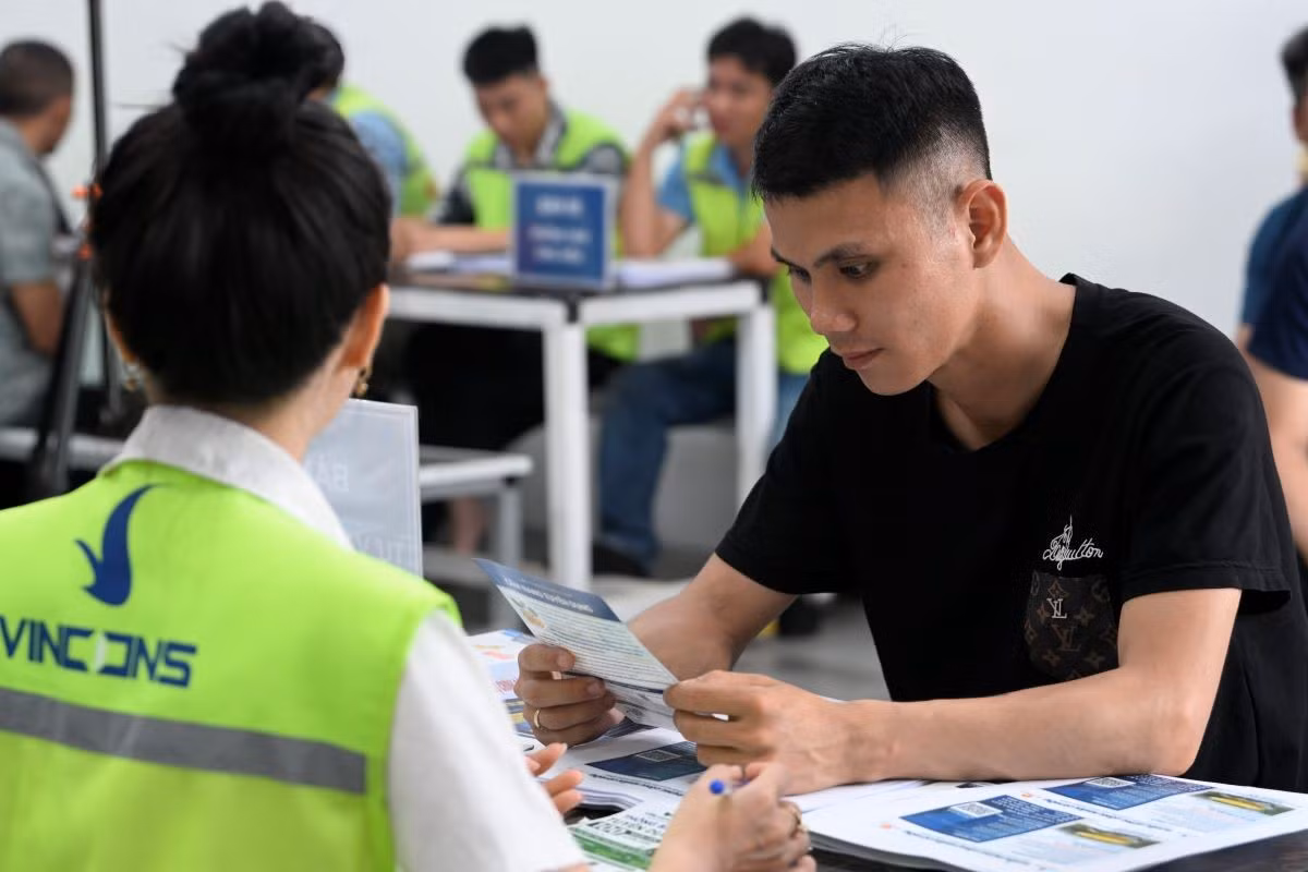 Anh Trần Văn Nhân được tư vấn về các vị trí tuyển dụng trước khi vào bàn nộp hồ sơ.