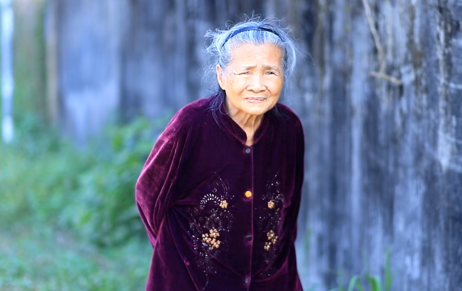 Cụ Lê Thị Chon, 80 tuổi, tự nguyện hiến đất xây cầu Bầu Xóm để xóa điểm nghẽn mưa lũ, phát triển quê hương. Ảnh: Hà Phương - Quảng Ngãi