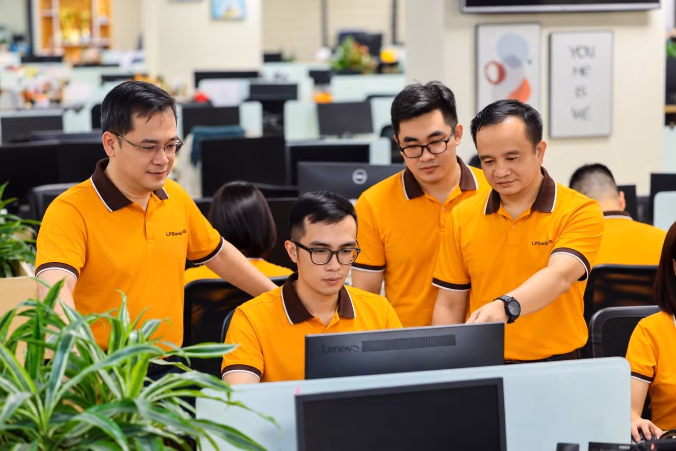 Ông Đặng Công Hoàn – Phó Tổng Giám đốc LPBank (ngoài cùng bên phải) trao đổi cùng tổ dự án nâng cấp Core Thẻ.