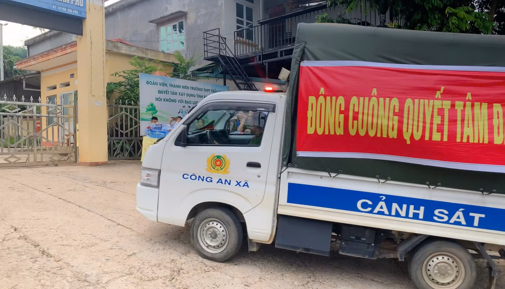 Công an xã Đông Cuông dùng xe chuyên dụng đón học sinh đến kịp giờ thi.