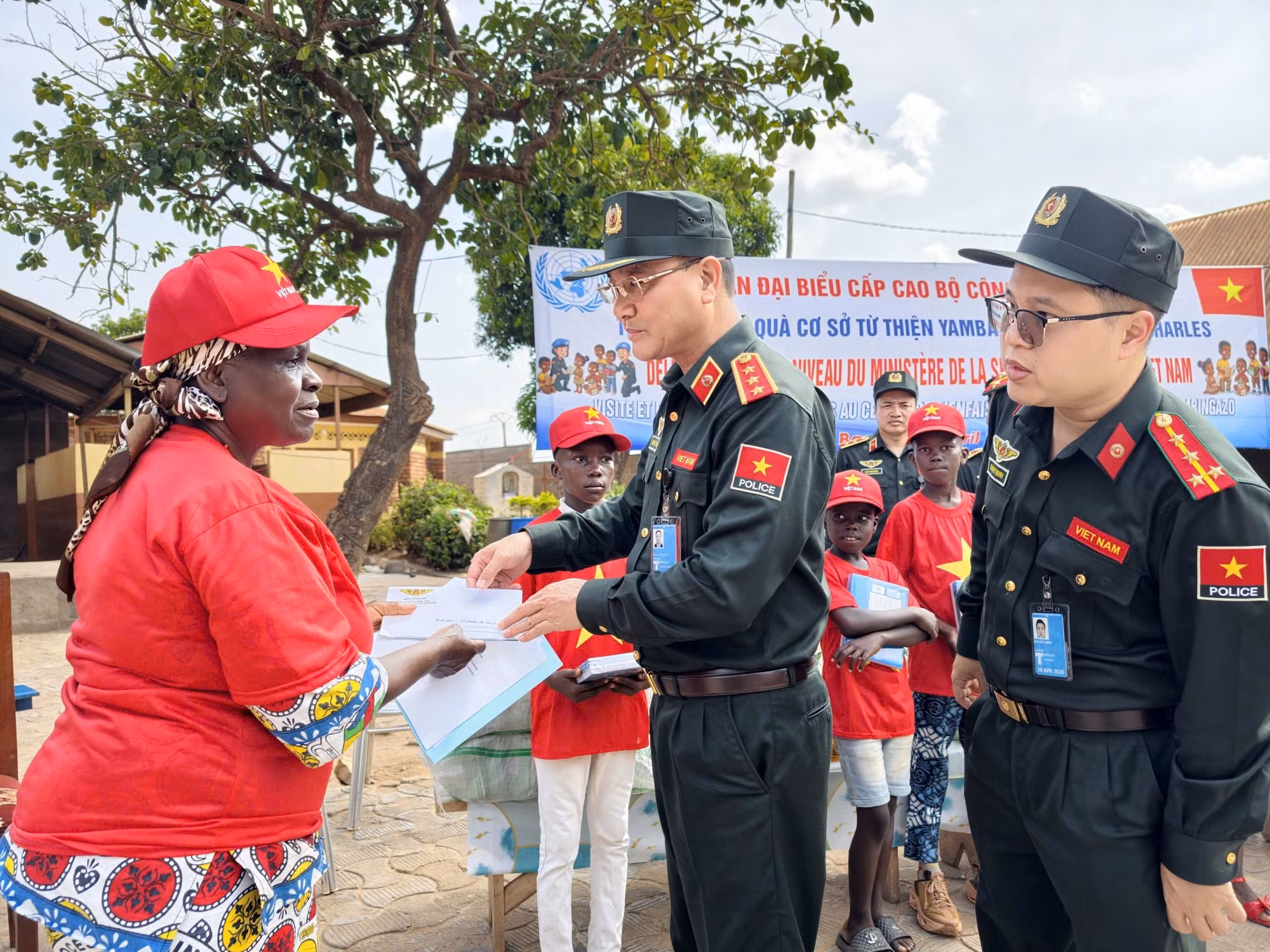 Thứ trưởng Phạm Thế Tùng thăm hỏi, trao các phần quà động viên các em nhỏ tại cơ sở từ thiện YAMBAMBI-MBINGAZO ST CHARLES, Cộng hoà Trung Phi.