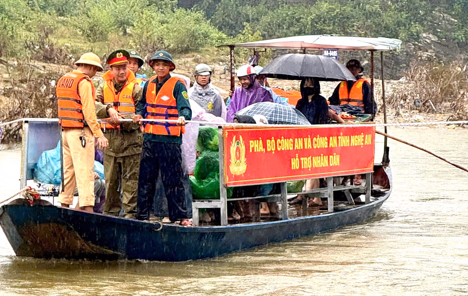 Sáng 14/9, những chuyến phà đưa đón người dân, học sinh qua lại hai bên bờ sông an toàn.