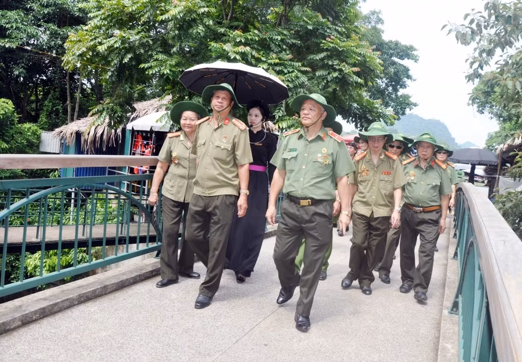 Thiếu tướng Trần Văn Ba làm Trưởng đoàn hành hương Về nguồn, dâng hương tại khu di tích Quốc gia đặc biệt Tân Trào và Nha Công an Trung ương tại Tuyên Quang.