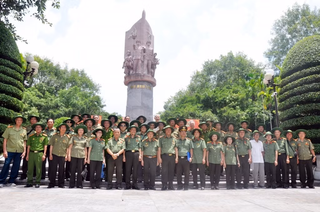Đoàn chụp hình lưu niệm tại Bảo tàng truyền thống của lực lượng CAND hoạt động bảo vệ các đồng chí Lãnh đạo ở chiến khu ATK.