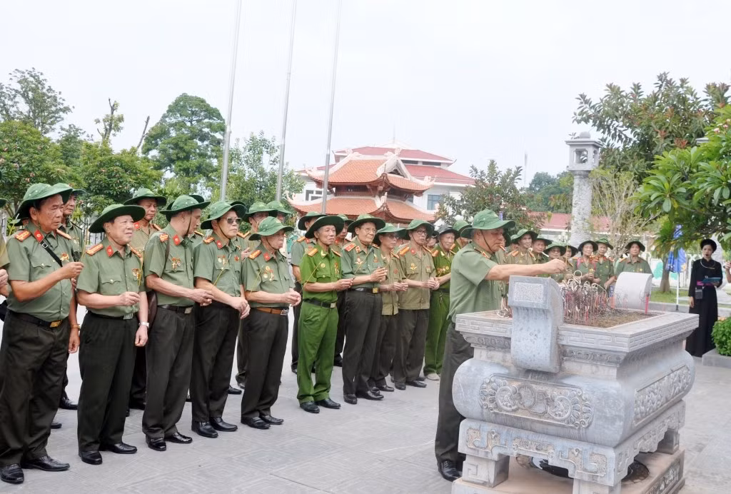 Đoàn dâng hương tại Đền thờ Bác Hồ và các vị tiền bối.