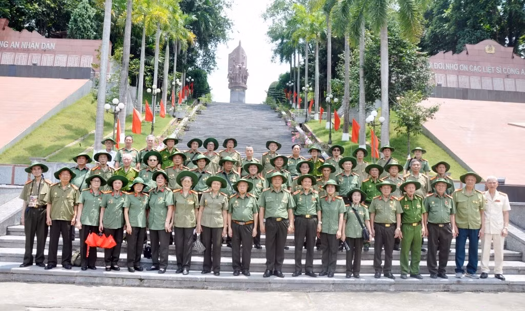 Đoàn chụp hình lưu niệm tại Bảo tàng truyền thống của lực lượng CAND trong Khu Nha Công an Trung ương tại Tuyên Quang.