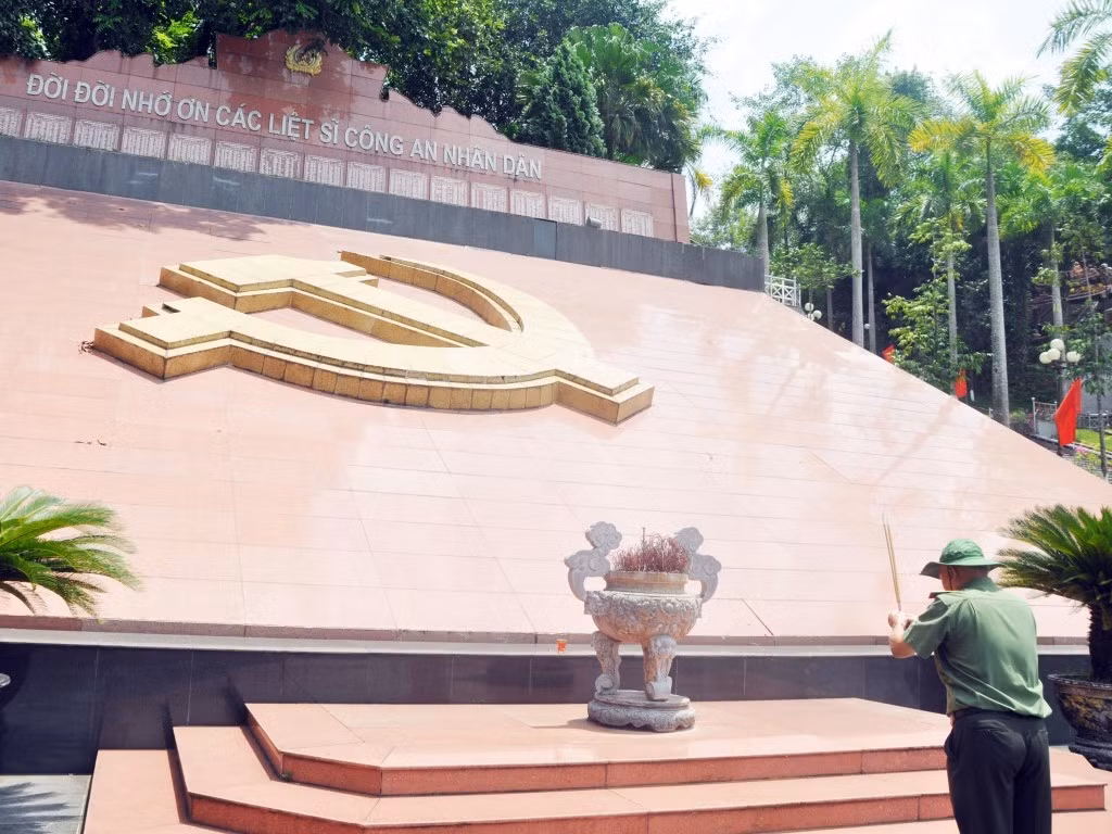 Đoàn dâng hương tại khu tưởng niệm các Liệt sỹ CAND tại Nha Công an Trung ương tại Tuyên Quang.