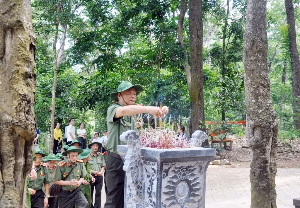 Đoàn dâng hương tại Lán Nà Nưa.
