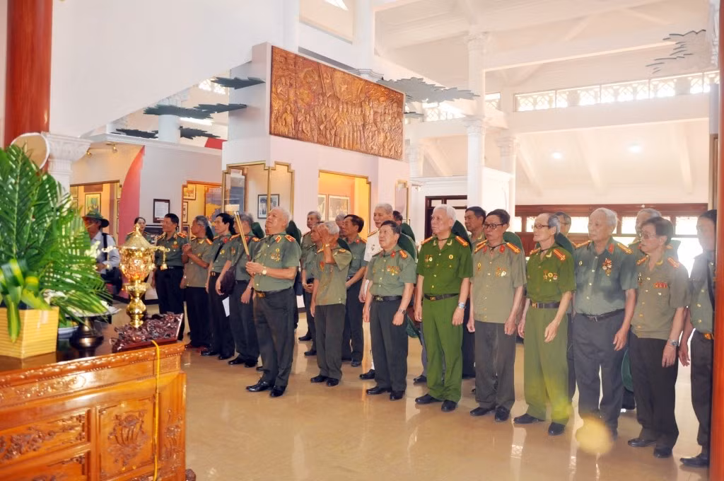 Đoàn dâng hương tại Đền thờ Bác Hồ trong Khu tưởng niệm Nha Công an Trung ương.