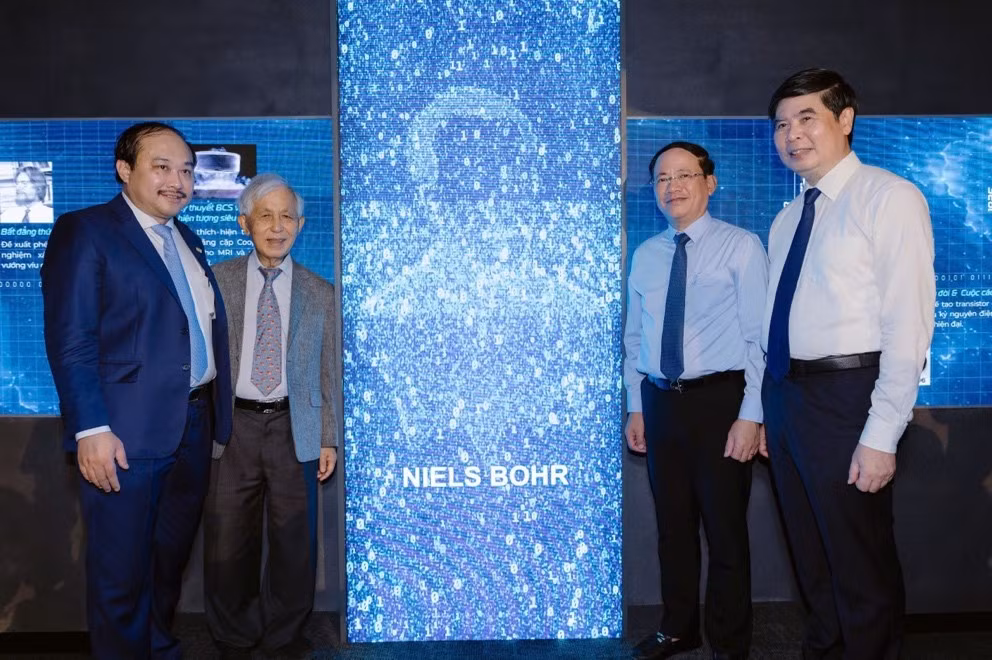 Lãnh đạo tỉnh Gia Lai cùng các nhà khoa học, đơn vị đồng hành tham quan trung tâm.