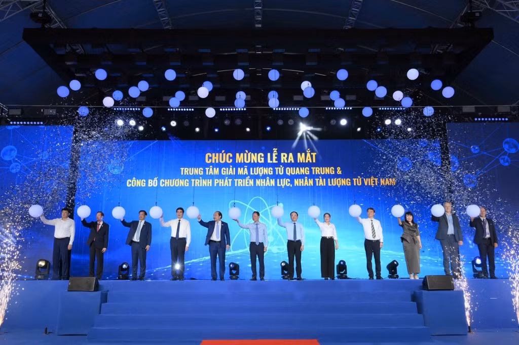 Các đại biểu thực hiện nghi thức ra mắt Trung tâm Giải mã lượng tử Quang Trung.