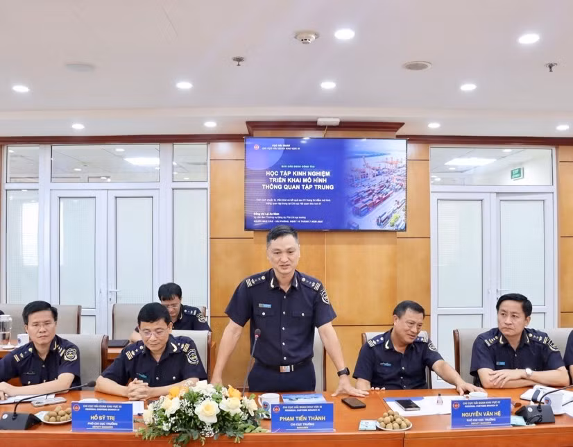 Chi cục trưởng Chi cục Hải quan khu vực IX Phạm Tiến Thành trao đổi tại buổi học tập kinh nghiệm triển khai thông quan tập trung ở Chi cục Hải quan khu vực III. Ảnh: Hải quan khu vực III.