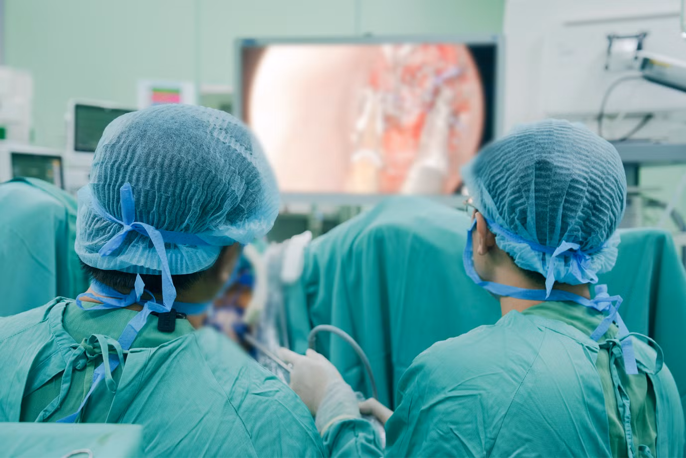 Từ dấu hiệu đi ngoài ra máu, người đàn ông bất ngờ phát hiện hai ung thư và 39 polyp. (Ảnh: BVĐK Phương Đông)