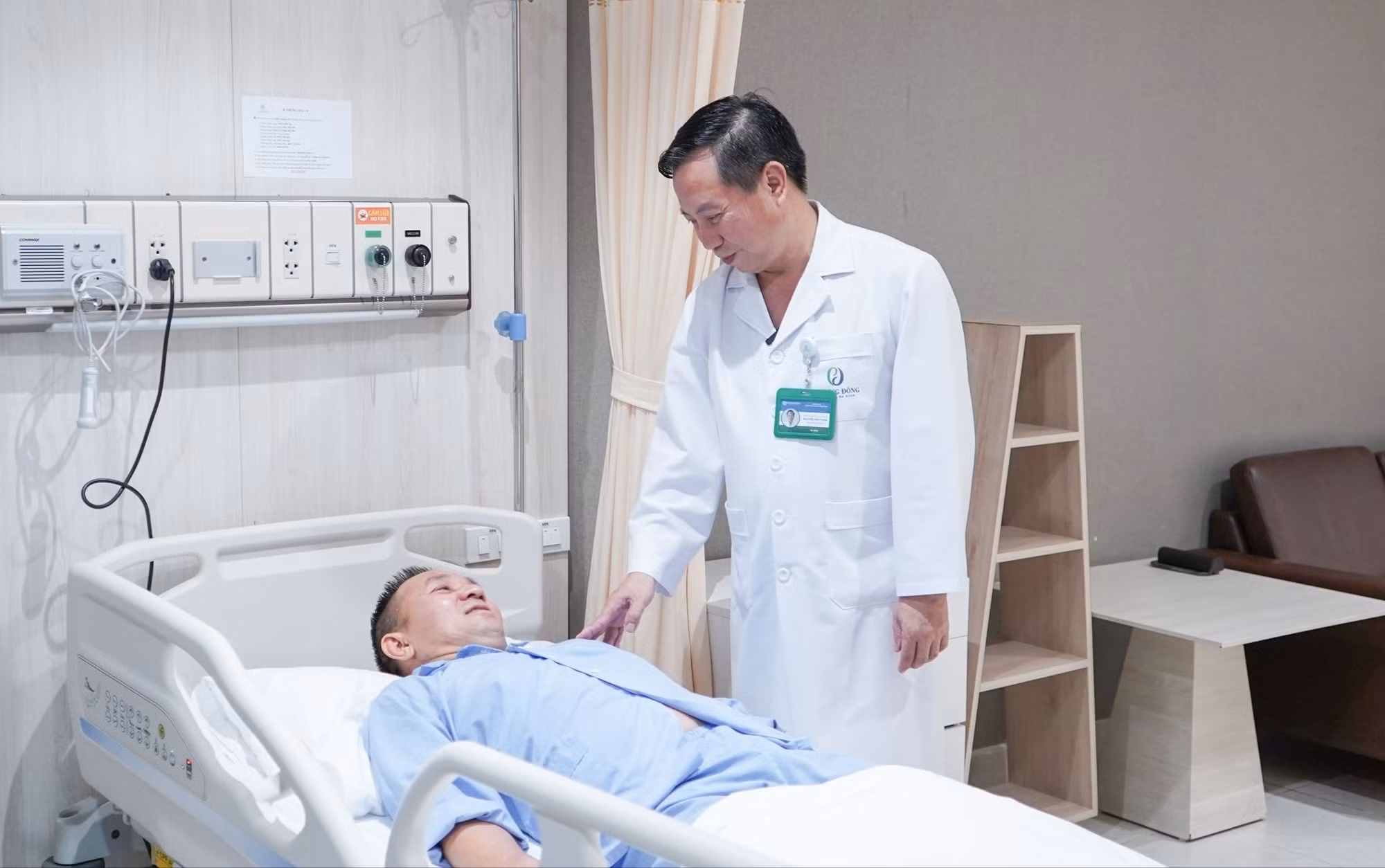PGS.TS.BS Nguyễn Anh Tuấn thăm khám cho bệnh nhân sau phẫu thuật. (Ảnh: BVĐK Phương Đông)