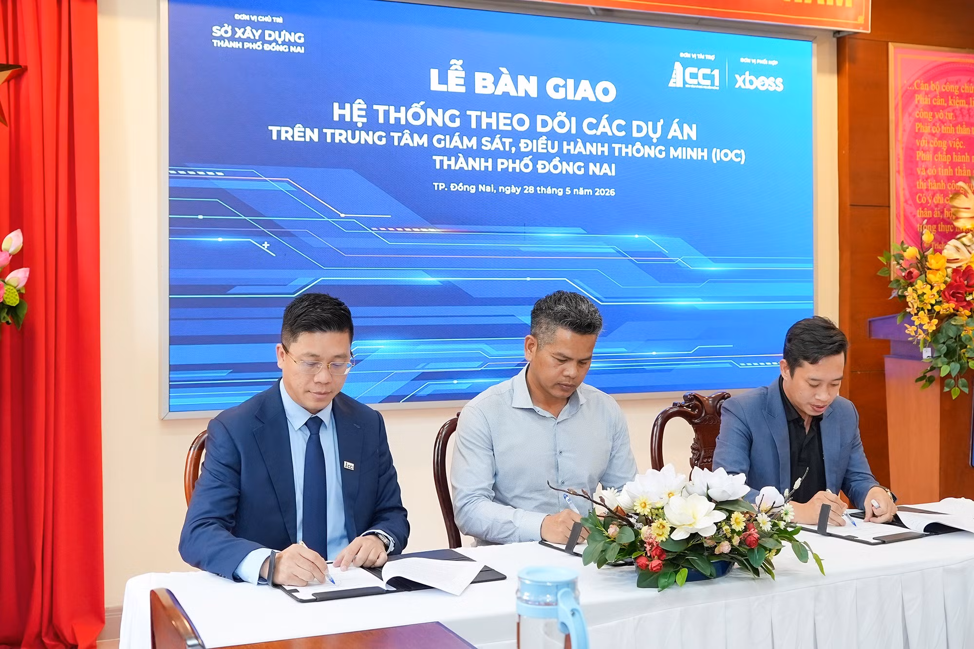 Đại diện CC1, Sở Xây dựng TP. Đồng Nai và XBOSS cùng ký kết biên bản bàn giao.