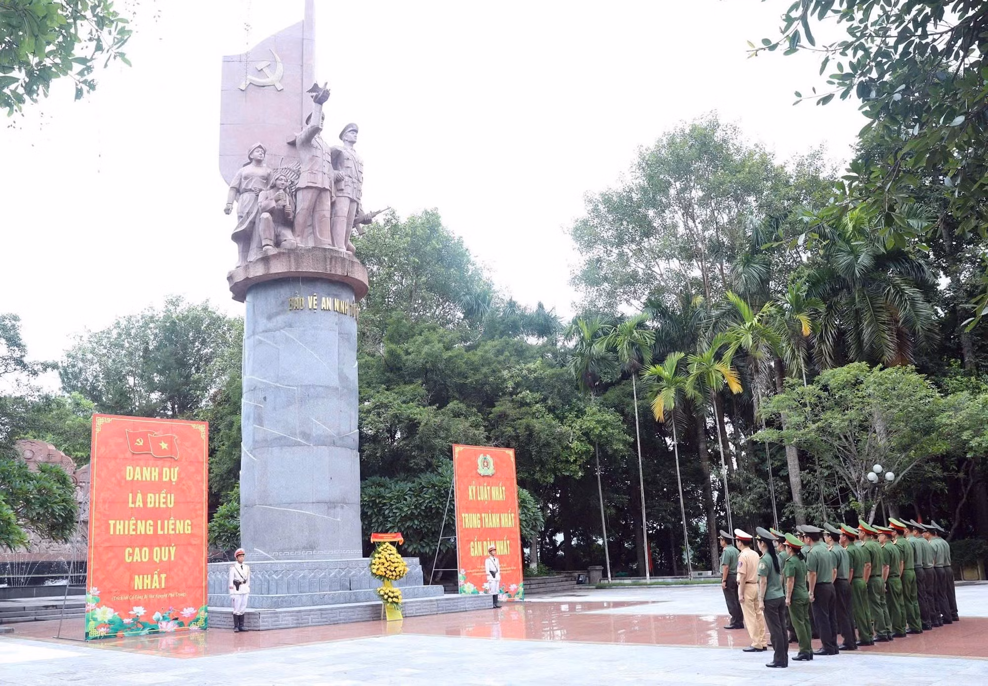 Đoàn đại biểu dâng hương tưởng niệm Chủ tịch Hồ Chí Minh và các Anh hùng liệt sĩ Công an nhân dân tại Khu Di tích lịch sử Công an nhân dân.