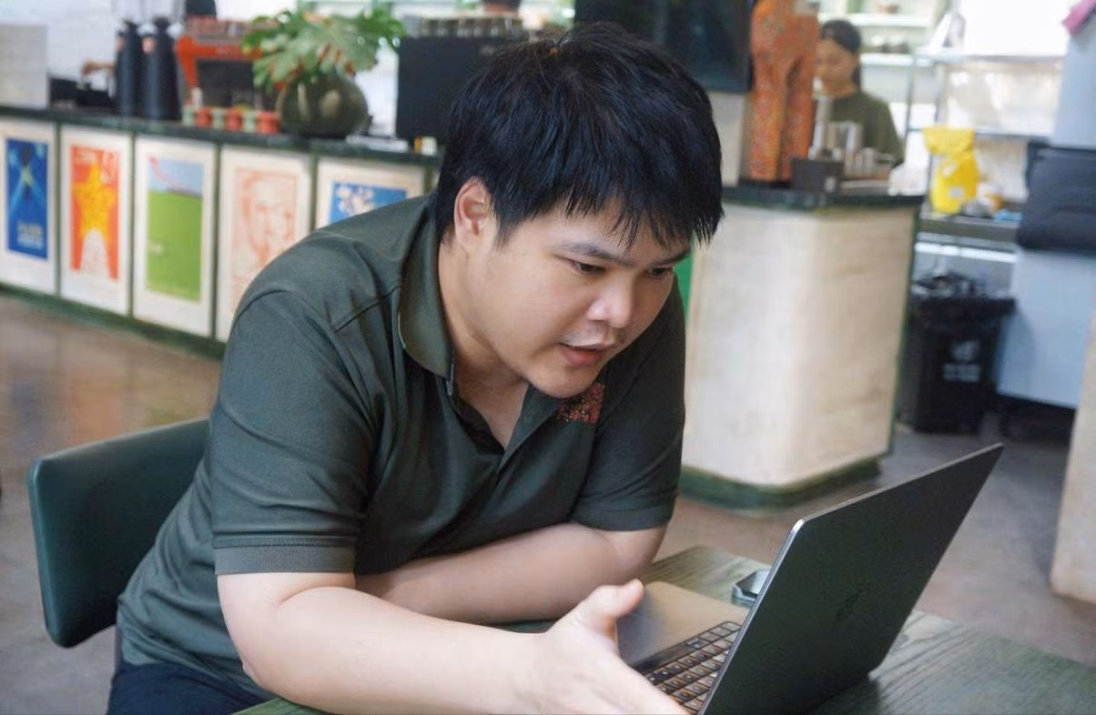 Anh Viên Hồng Quang - người lên màu cho hàng trăm bức ảnh và thước phim. Ảnh: Mai Phương