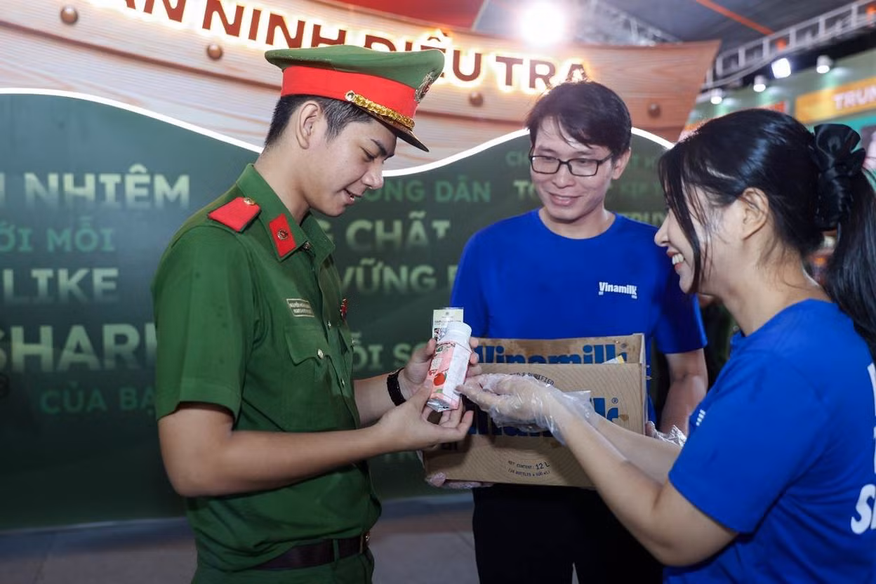 Trạm tiếp năng lượng Vinamilk trong sự kiện “Tổ quốc bình yên” ảnh 10