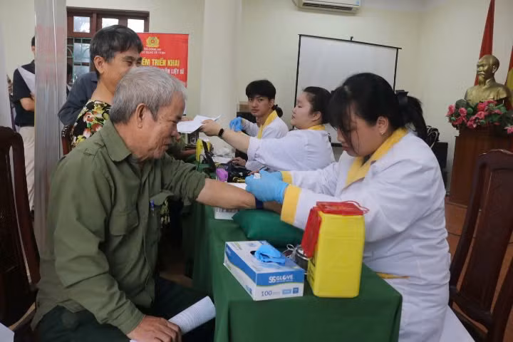 Lấy mẫu máu của thân nhân liệt sĩ.