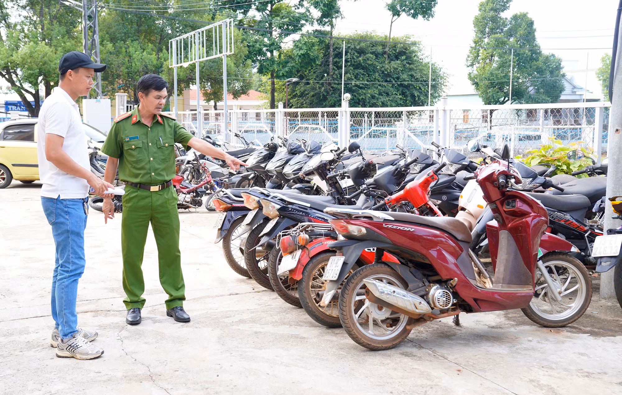 Lực lượng chức năng thu hồi nhiều xe máy liên quan đến vụ án.