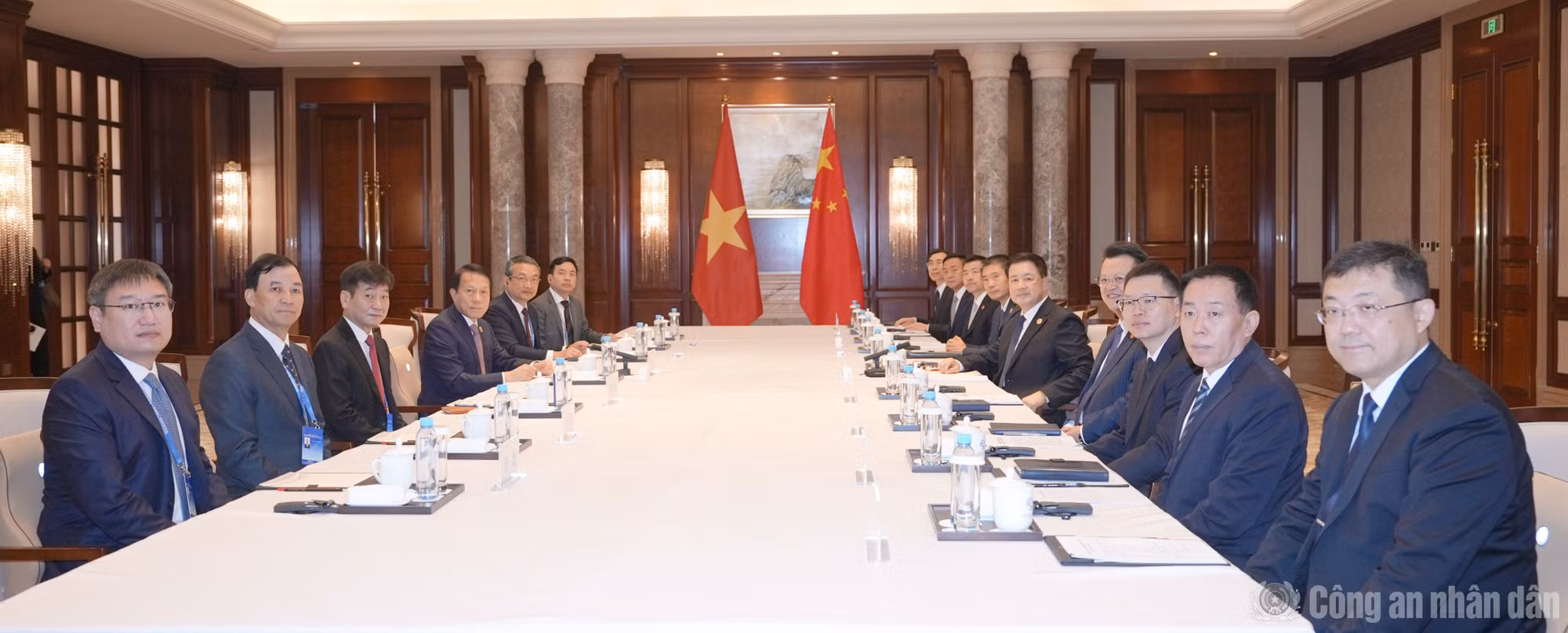 Toàn cảnh cuộc hội đàm.