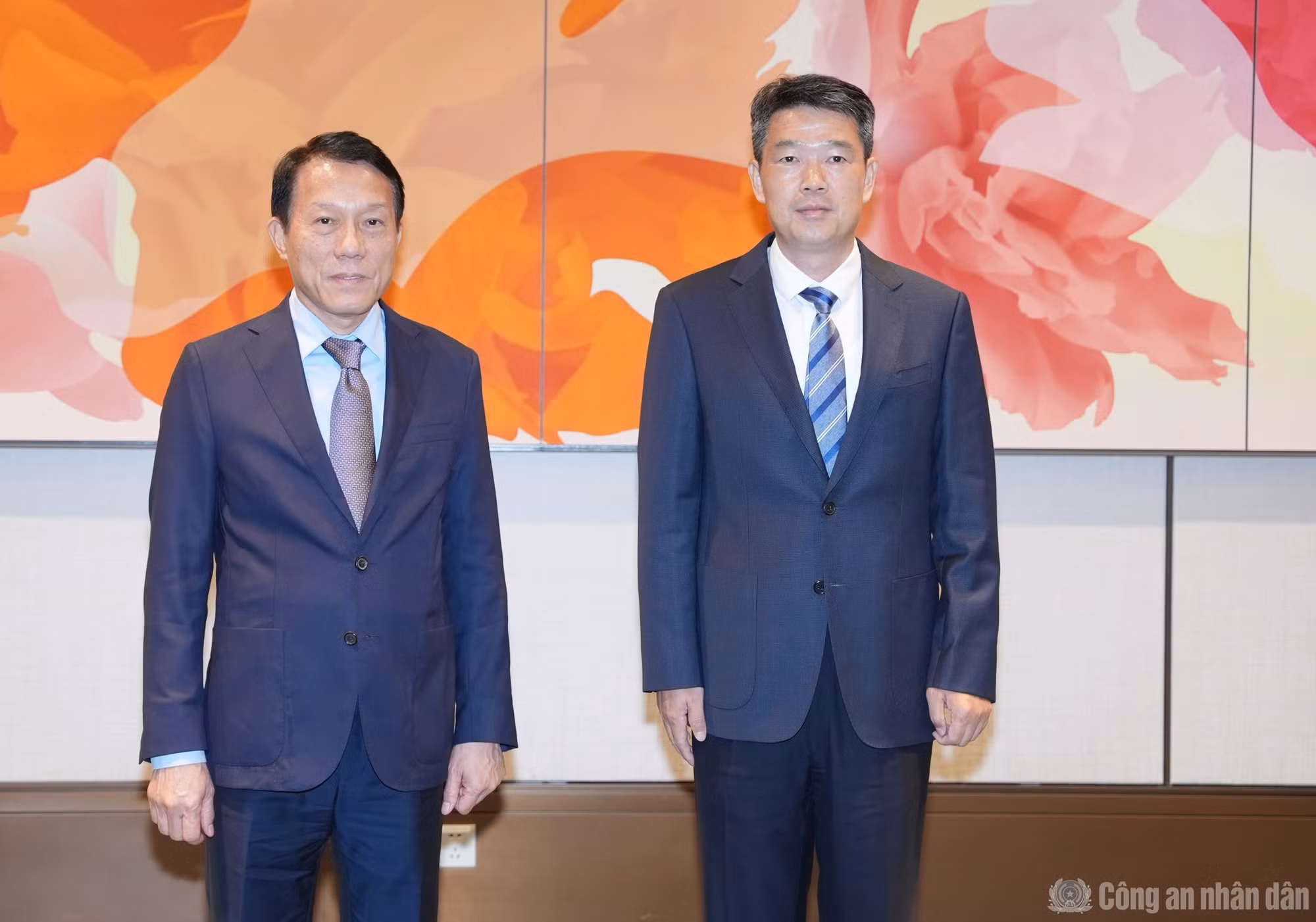 Bộ trưởng Lương Tam Quang tiếp xã giao đồng chí Trương Á Hồng, Phó Chủ tịch UBND thành phố kiêm Giám đốc Công an thành phố Thượng Hải.