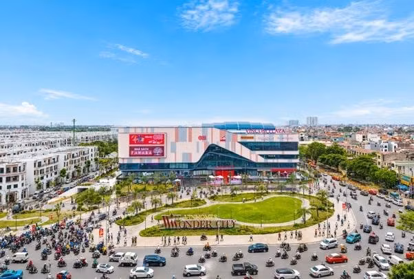 Dòng khách lớn liên tục đổ về mỗi ngày, đưa Vincom Plaza Đan Phượng trở thành một trong những điểm hẹn được chú ý tại phía Tây Hà Nội. Ảnh: Vincom.