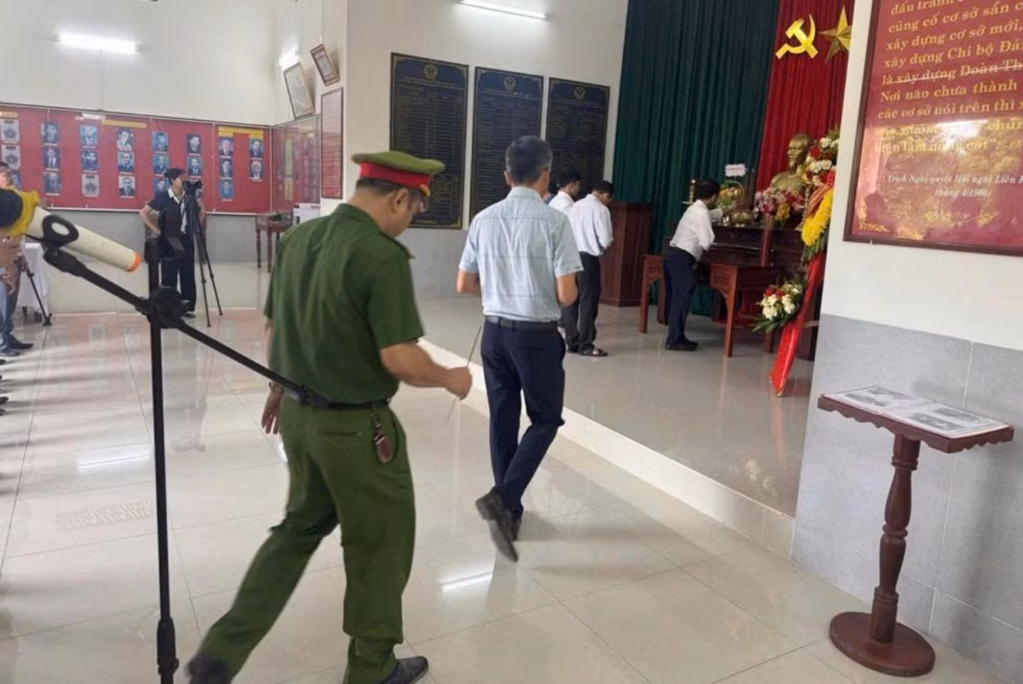 Các đại biểu dâng hương tại Khu di tích Ban Tổ chức Khu ủy - Khu V.