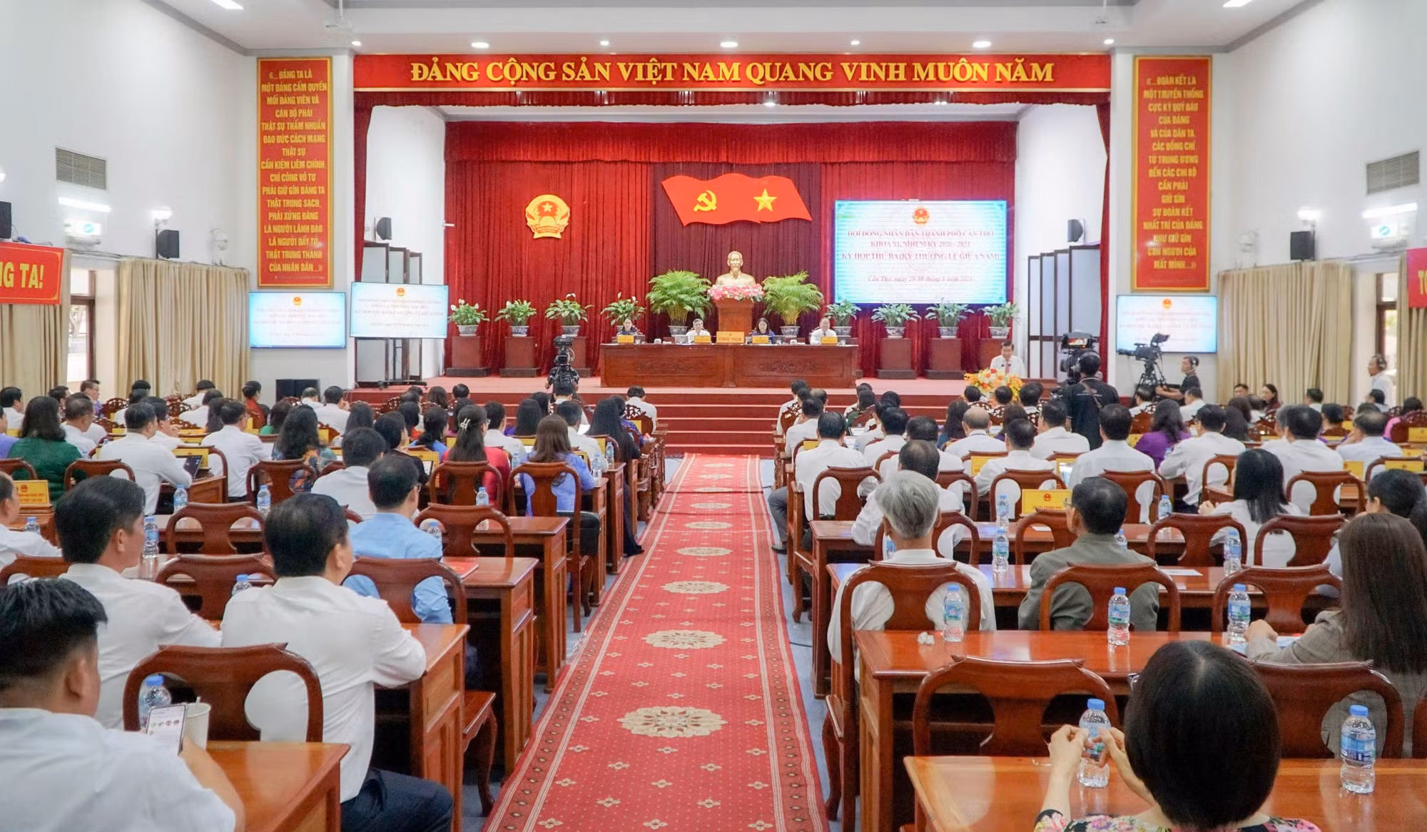 Các đại biểu tham dự kỳ họp.