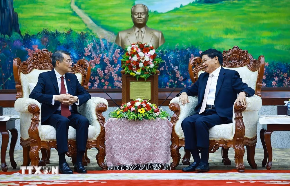Thủ tướng Lê Minh Hưng hội kiến Tổng Bí thư, Chủ tịch nước Lào Thongloun Sisoulith. (Ảnh: Dương Giang/TTXVN)