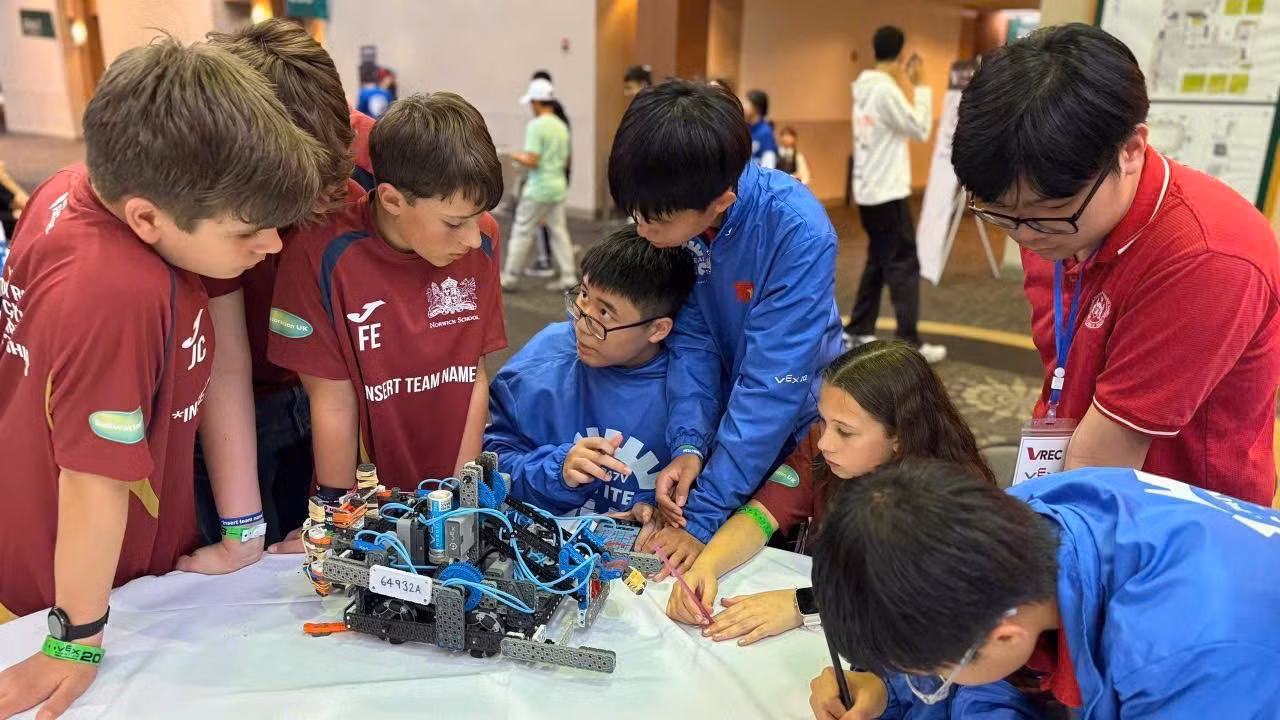Học sinh Việt Nam tự tin giao lưu, trao đổi kinh nghiệm về thiết kế, lập trình robot với bạn bè quốc tế.