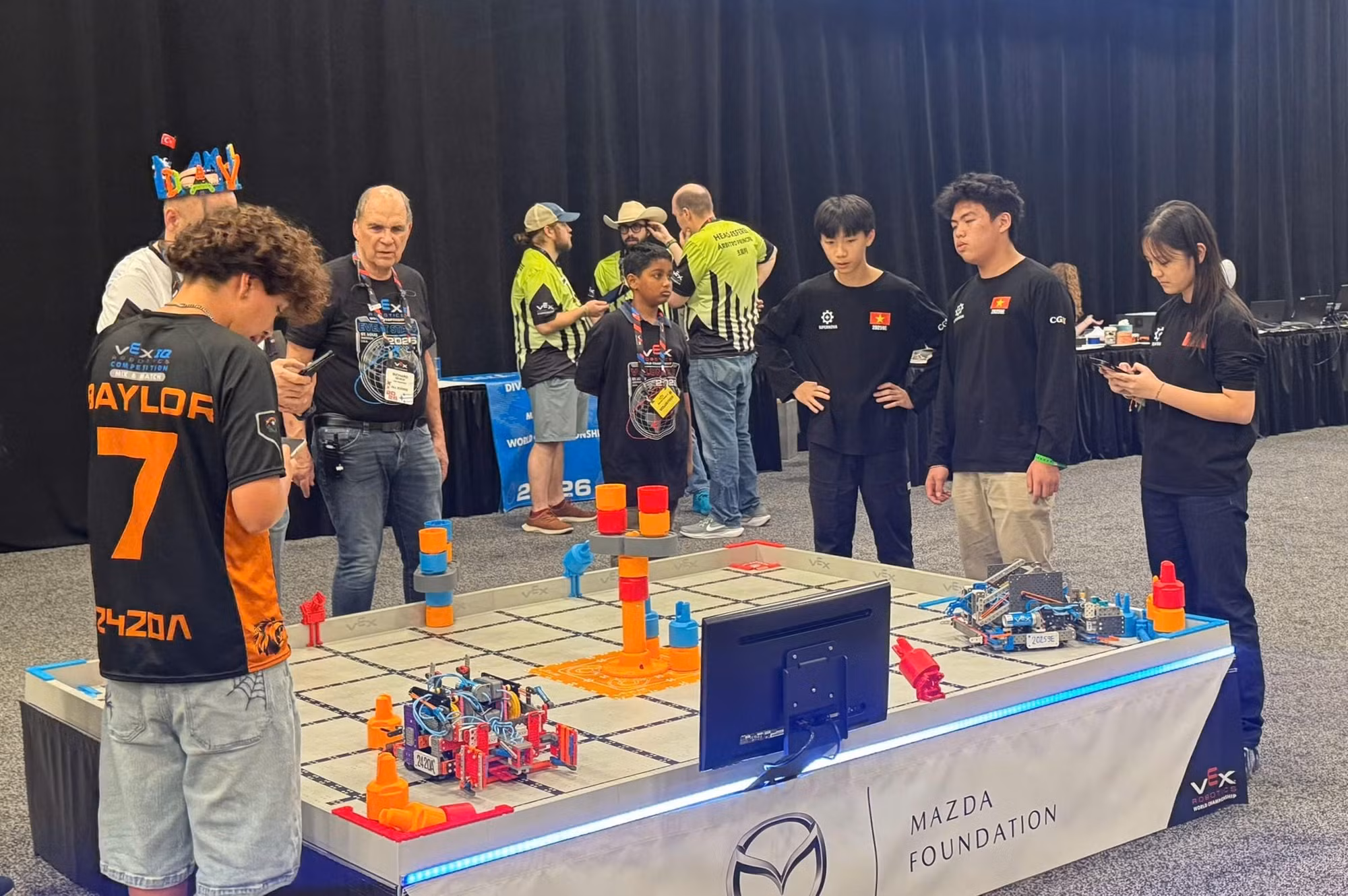 Các đội tuyển Việt Nam thi đấu đầy nỗ lực và đạt thành tích cao tại VEX Robotics World Championship 2026.