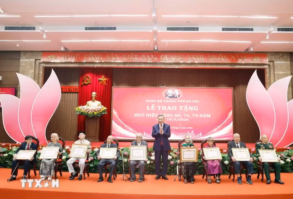 Tổng Bí thư, Chủ tịch nước Tô Lâm trao giấy chứng nhận cho các đảng viên lão thành được nhận Huy hiệu 80 năm tuổi Đảng. (Ảnh: Thống Nhất/ TTXVN)