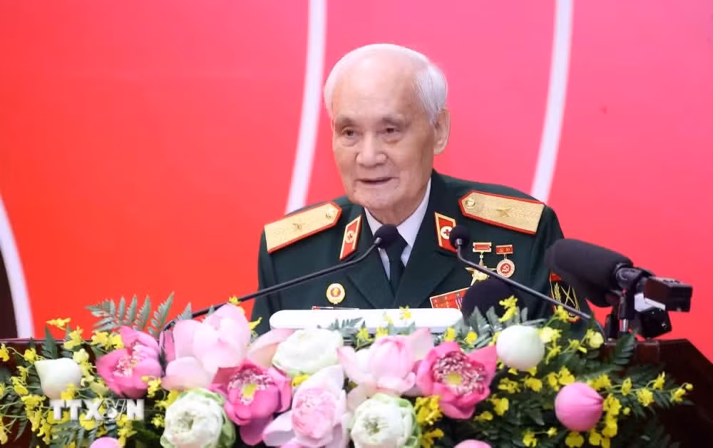 Đồng chí Nguyễn Tụ, Thiếu tướng, Anh hùng lực lượng Vũ trang Nhân dân, nguyên Bí thư Đảng uỷ, Phó Giám đốc Học viện Quân y, đảng viên chi bộ Tổ dân phố số 17 thuộc Đảng bộ phường Kim Liên - được tặng Huy hiệu 80 năm tuổi Đảng phát biểu. (Ảnh: Văn Điệp/TTXVN)