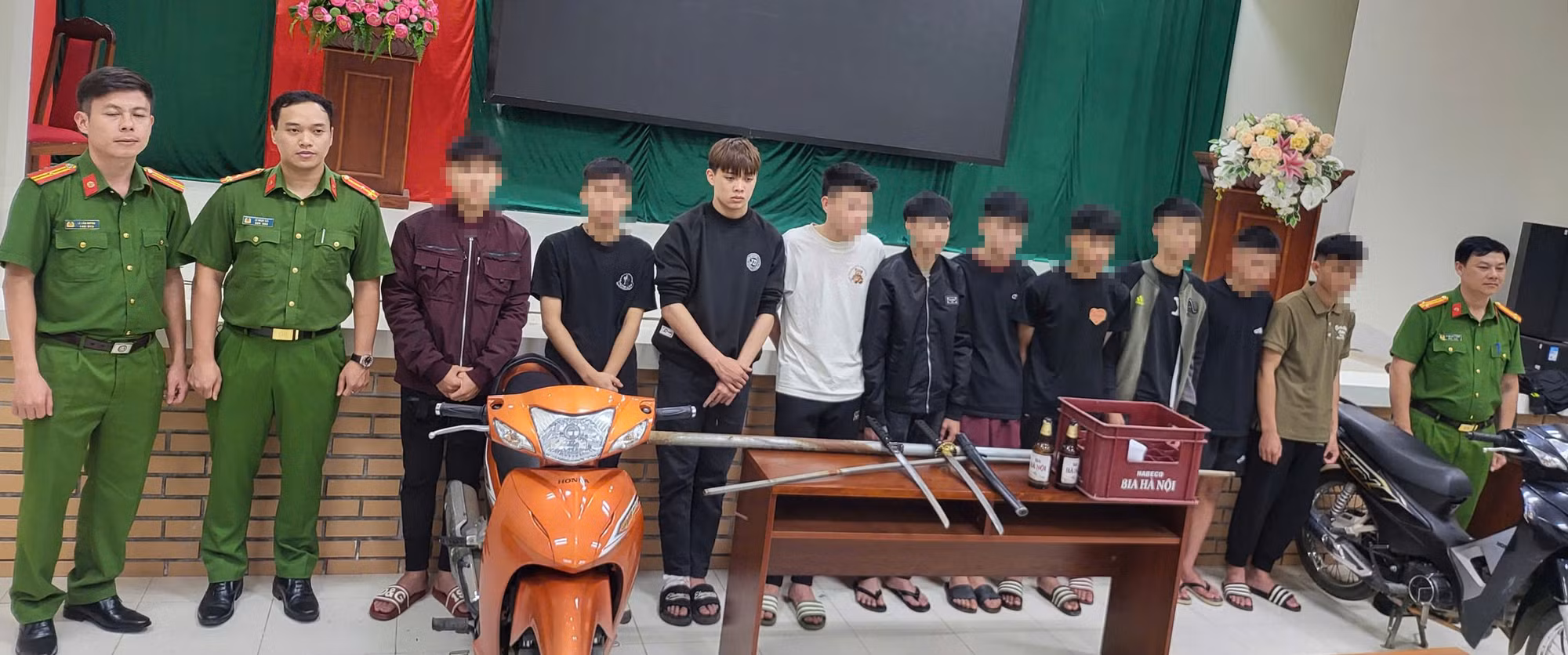 Các đối tượng tại cơ quan Công an.