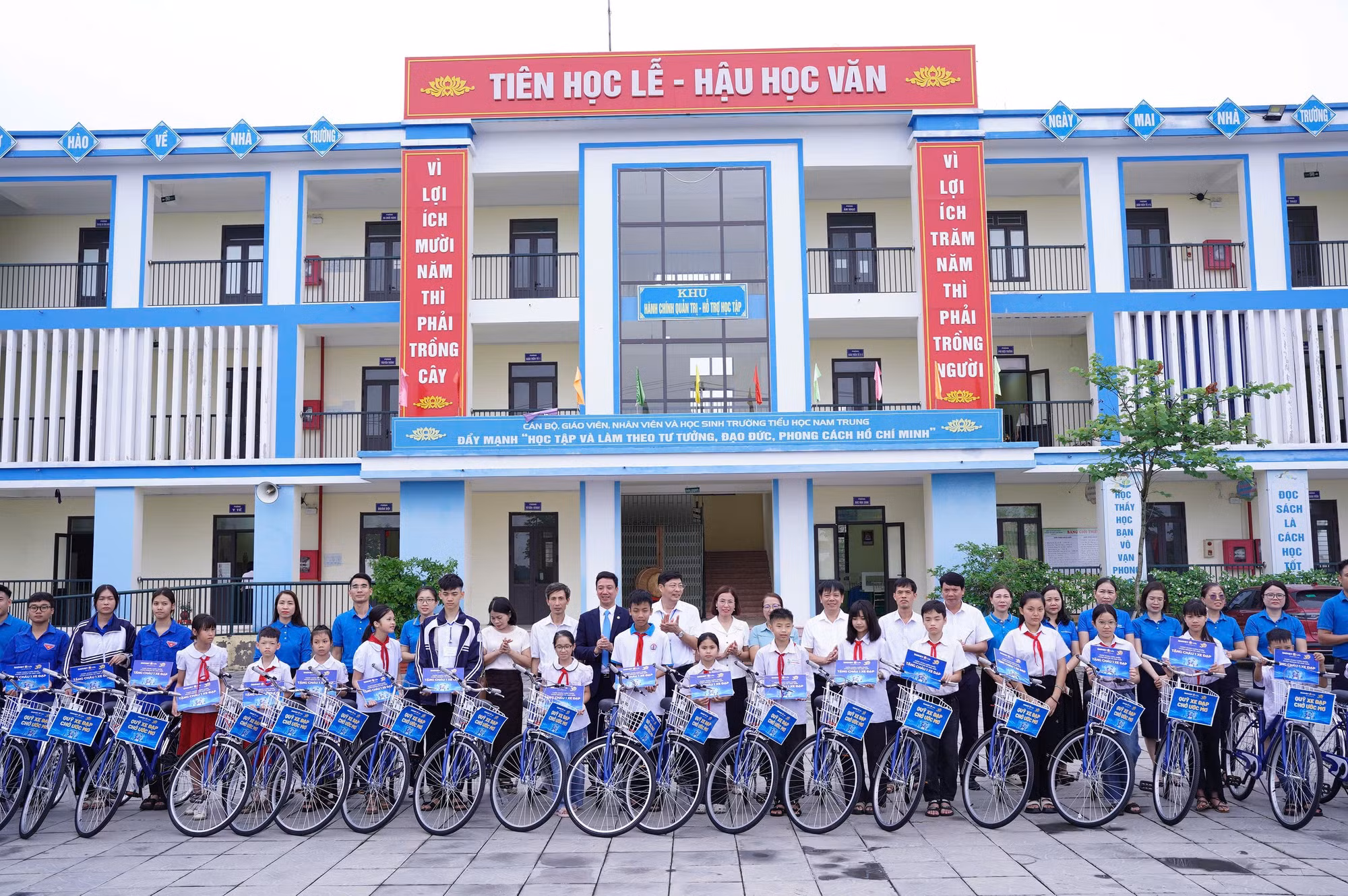 Các em học sinh nhận xe đạp.