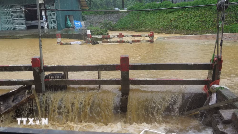 Nước lũ dâng cao tại các ngầm tràn, khe suối tại khu vực Cầu Sập, tổ 4 Duyên Hải, phường Lào Cai. (Ảnh minh họa. Hương Thu/TTXVN)