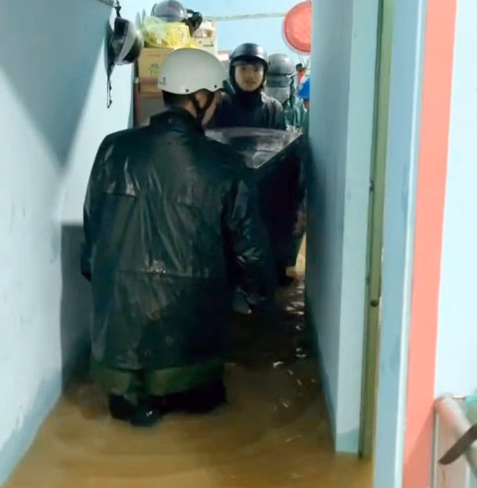 Lực lượng Công an trực tiếp hỗ trợ người dân di dời tài sản đến vị trí khô ráo.