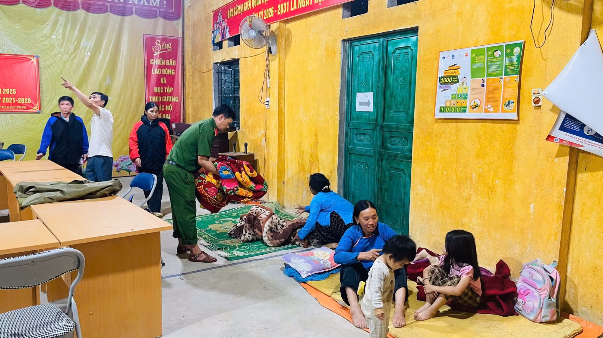 Công an xã Mường Khương bố trí nơi ở tạm thời, bảo đảm an toàn cho các hộ dân sau khi di dời khỏi khu vực nguy hiểm.
