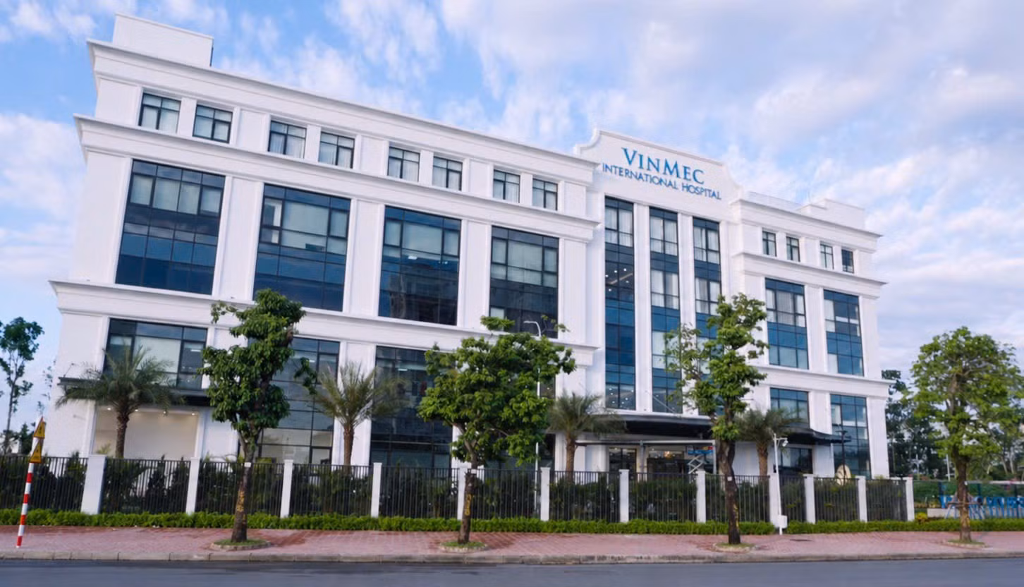 Vinmec Riverside có tổng diện tích 25.745 m², quy mô 5 tầng nổi, 25 phòng khám, đáp ứng khoảng 150.000 lượt khám/năm.