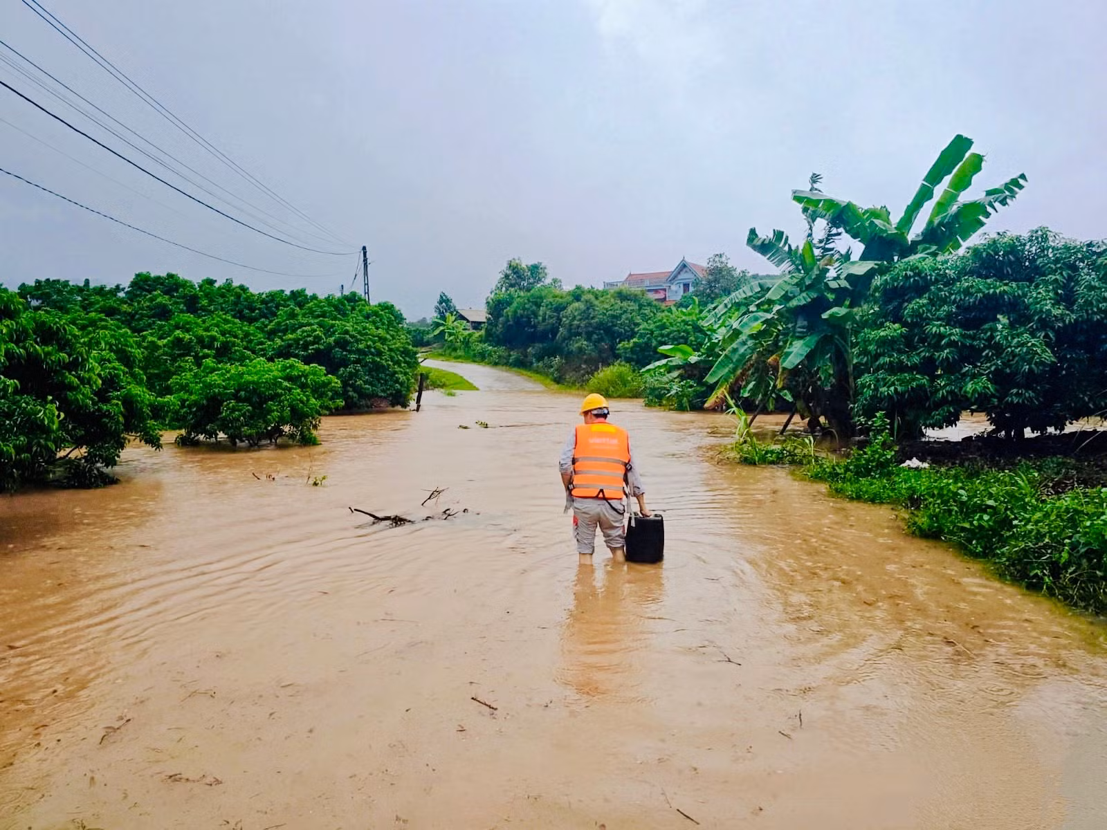 Việc tiếp nhiên liệu trong điều kiện mưa bão của nhân viên Viettel.