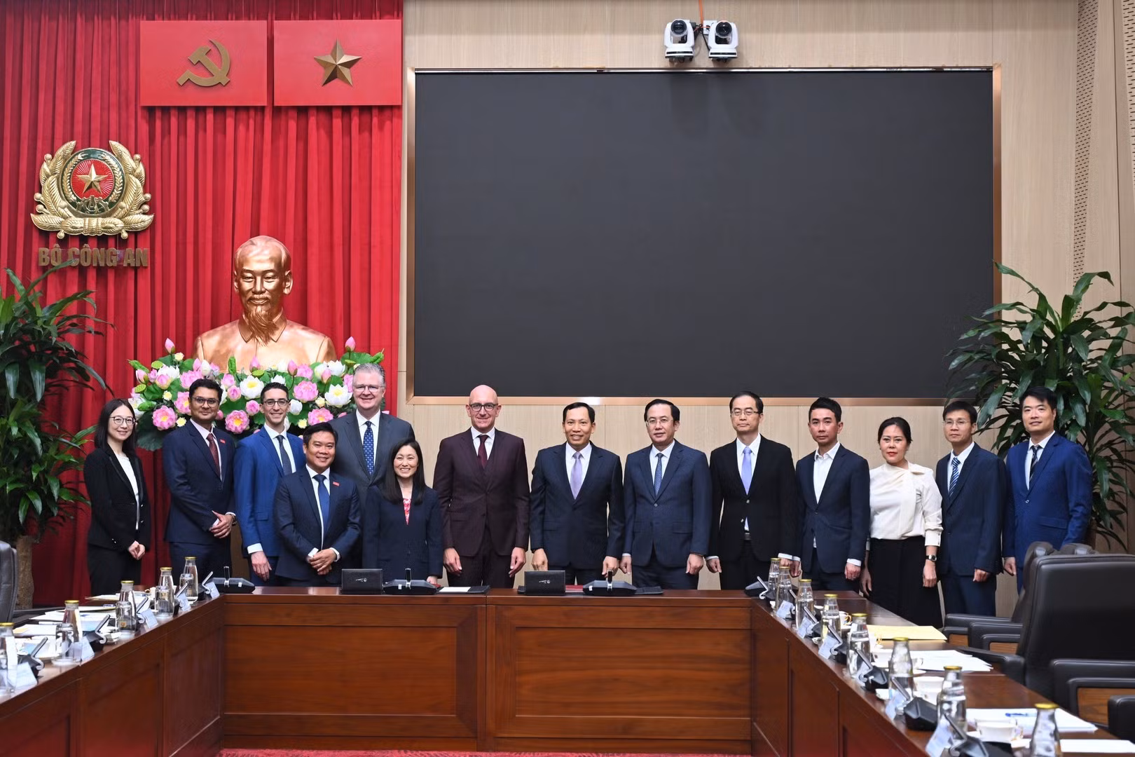 Các đại biểu chụp ảnh lưu niệm.