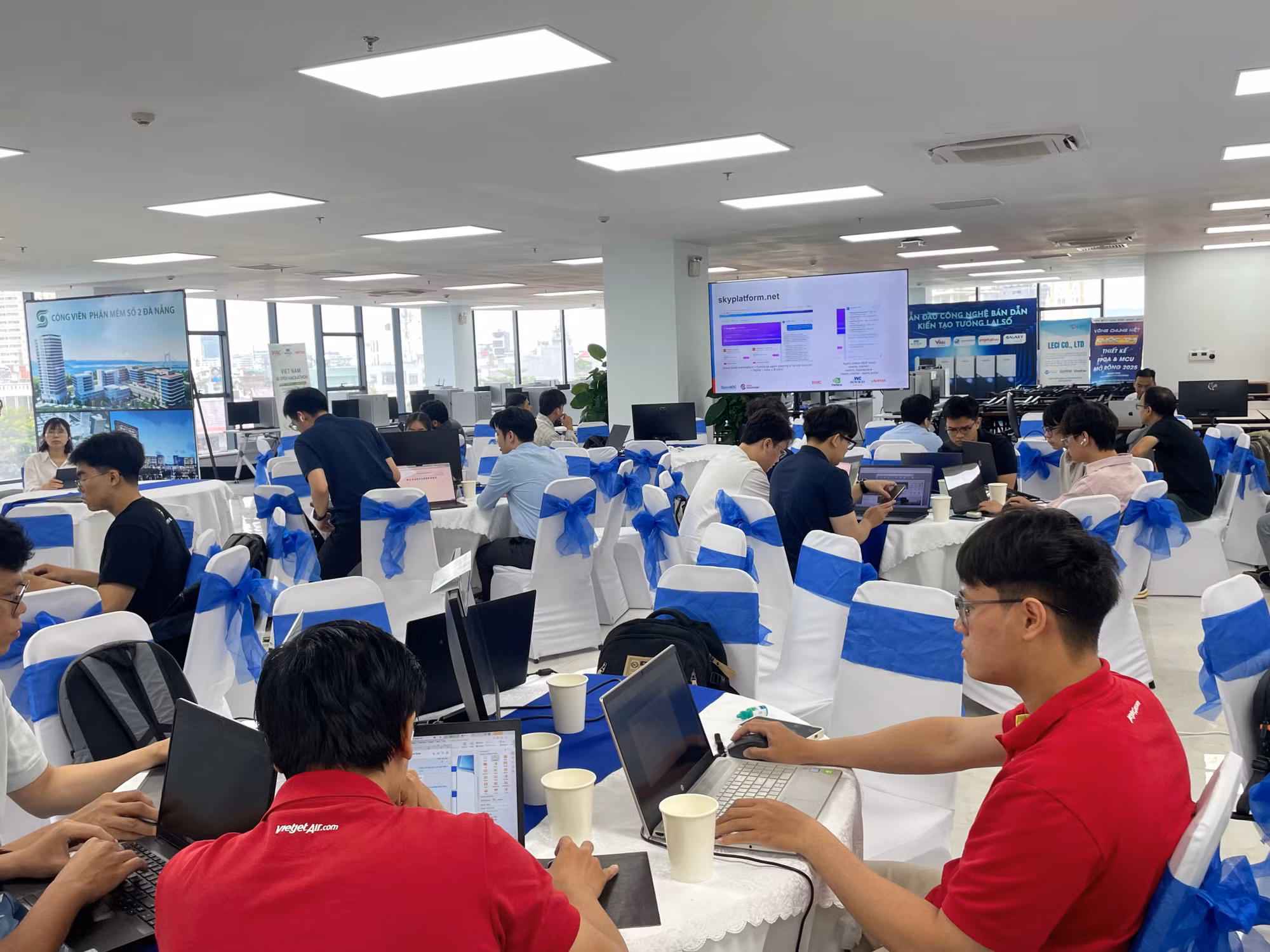 Các thí sinh đang tham gia một cuộc thi về AI tại Công viên phần mềm số Đà Nẵng.