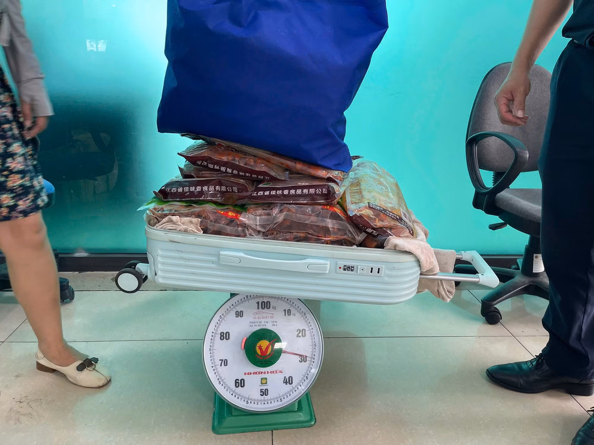 anh-06vu-bat-330kg-thuc-pham-dong-lanh.jpg