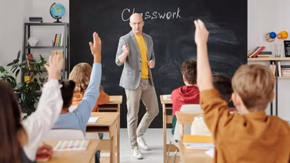 Giải mã tấm áo cử nhân