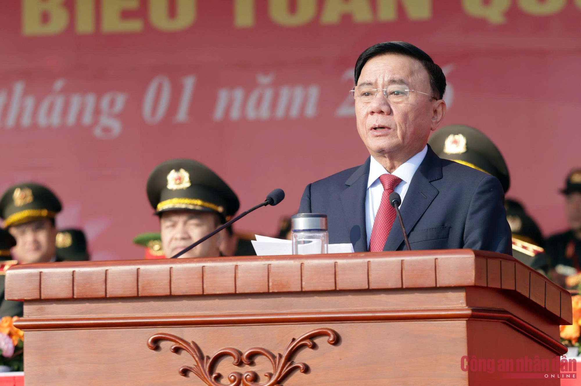 Thường trực Ban Bí thư Trần Cẩm Tú phát biểu tại buổi lễ, trong đó đặc biệt ghi nhận và đánh giá cao vai trò nòng cốt của lực lượng CAND trong việc phối hợp chặt chẽ, từ sớm với lực lượng QĐND và bộ, ngành liên quan để chủ động nắm chắc tình hình, triển khai hiệu quả các mặt công tác bảo đảm an ninh, an toàn phục vụ Đại hội XIV của Đảng.