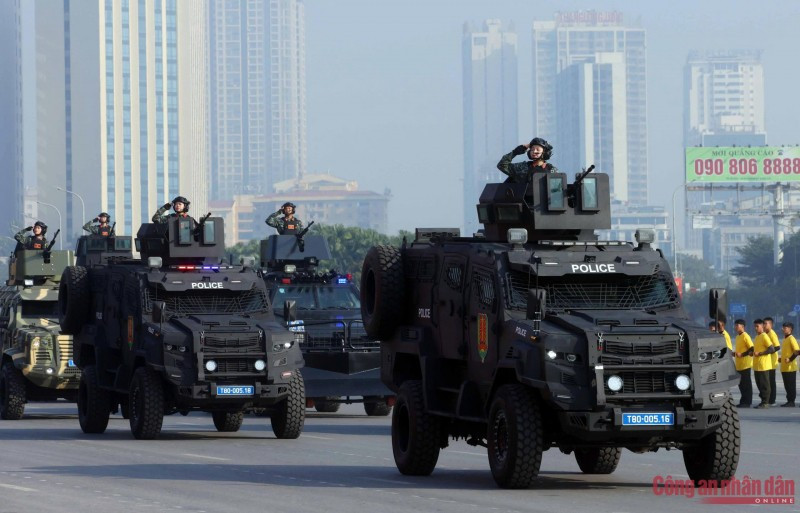 Đi sau là khối xe bảo vệ, hộ tống lãnh đạo Đảng, Nhà nước và khách quốc tế; xe tác chiến chống khủng bố của lực lượng đặc nhiệm, khối xe đặc chủng bọc thép chống đạn, khối xe đặc chủng chống bạo loạn, khối xe chỉ huy tác chiến...